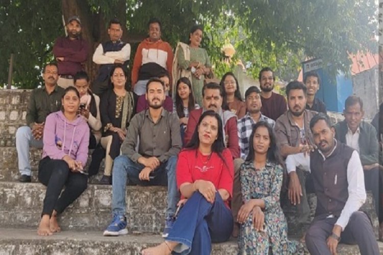 पत्रकारिता के छात्र-छात्राएं शैक्षणिक भ्रमण पर बार नवापारा अभ्यारण का किया भ्रमण