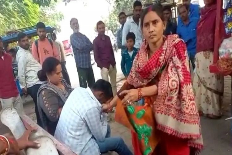 रहम की भीख मांगता रहा युवक..तीन दबंग महिलाओं ने की पिटाई