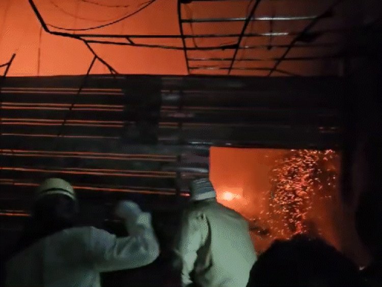 इंदौर में कूलर गोदाम में आग से जिंदा जला कर्मचारी:उत्तर प्रदेश का रहने वाला था मृतक, दो अन्य दुकानें भी चपेट में आई