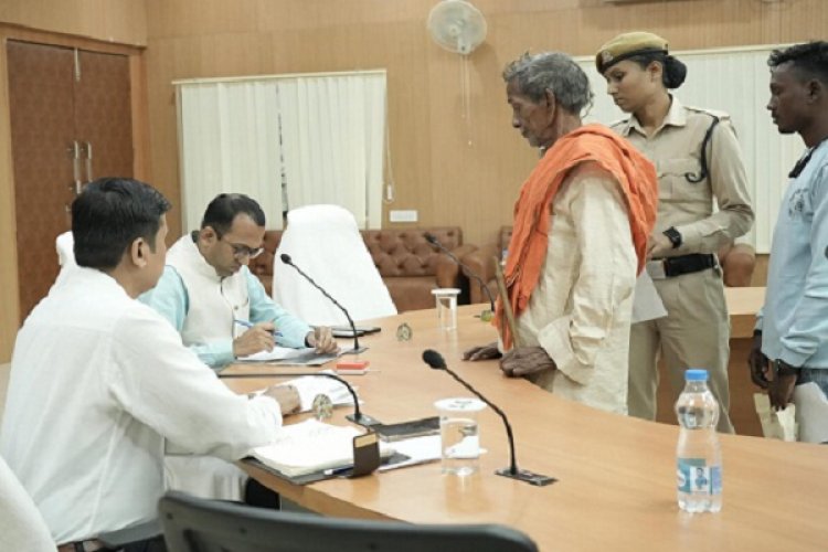 जनदर्शन में कलेक्टर ने सुनी आम नागरिकों की समस्या