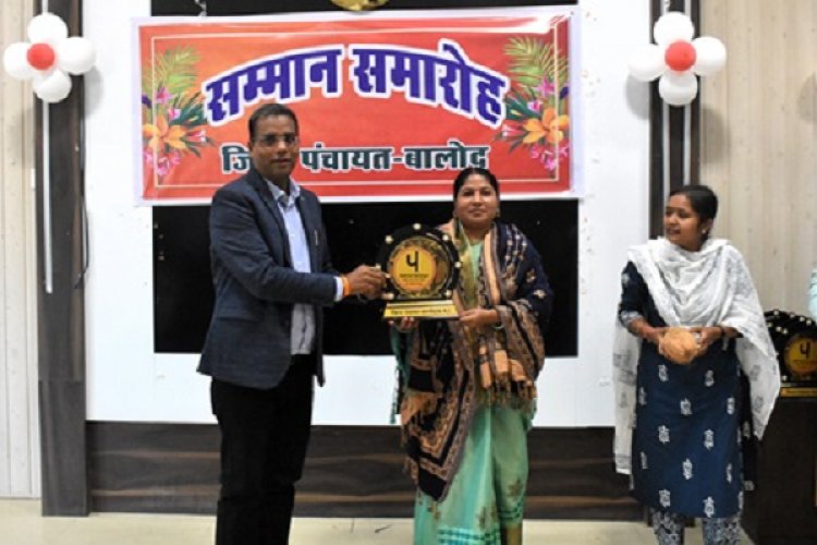 सामान्य सभा की बैठक में जिला पंचायत के पदाधिकारियों का किया गया सम्मान