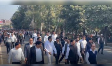 गाजियाबाद : लाठीचार्ज के विरोध में वकीलों ने बनाई मानव श्रृंखला