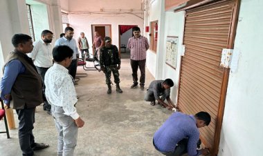 कलेक्टर ने किया ईवीएम, वीवीपैट वेयर हाउस का निरीक्षण