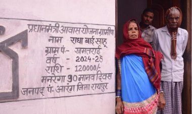 नए पक्के मकान में गृहप्रवेश से राधा बाई और उनके परिवार में खुशी