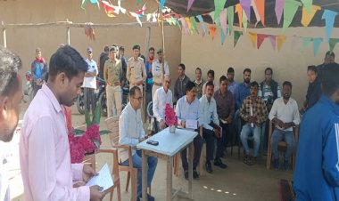 कलेक्टर वसंत जिले के दुर्गम, बसाहटों-मोहल्लों में पहुँचकर ग्रामीणों की समस्याओं से हुए अवगत