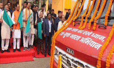 मुख्यमंत्री श्री विष्णुदेव साय ने मोबाइल मेडिकल यूनिट व प्रचार वाहन को हरी झंडी दिखाकर किया रवाना