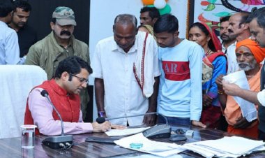 जनदर्शन में कलेक्टर ने सुनी लोगों की समस्याएं