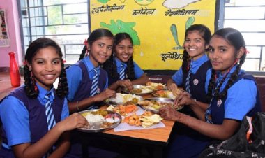 न्योता भोजन में बच्चों ने गरमा-गरम जलेबी, भजिया, बर्फी, पूड़ी एवं सुरूचिपूर्ण भोजन का लिया आनंद