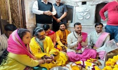 झारखंड के मुख्यमंत्री हेमंत सोरेन पत्नी संग पहुंचे नलखेड़ा के मां बगलामुखी मंदिर, दर्शन के बाद हवन भी किया