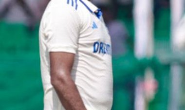 गावस्कर ने अश्विन के बीच सीरीज में संन्यास लेने की तुलना धोनी के 2014-15 के फैसले से की