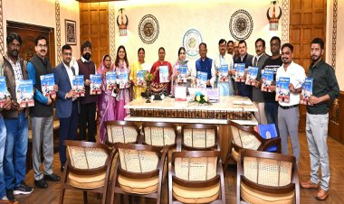 मुख्यमंत्री ने किया दैनिक जशपुरांचल की रजत जयंती स्मारिका का विमोचन