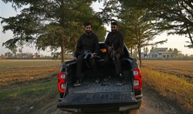 मर्सिडीज नहीं, रेंज रोवर नहीं... पाकिस्तान में 'पावर सिंबल' बना ये पिकअप ट्रक; नेताओं के काफिले में आती है नजर