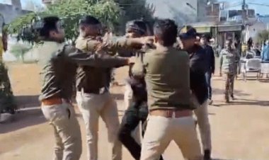 पुलिसकर्मियों ने युवक को बीच रोड में पीटा:युवक बोला थाने के भीतर भी बेरहमी से की मारपीट, वीडियो में लात मारता नजर आया जवान