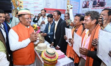 मुख्यमंत्री विष्णुदेव साय ने किया स्टाल का अवलोकन