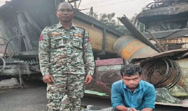 अवैध कबाड़ पर कार्रवाई, माजदा वाहन और डंप कबाड़ जब्त