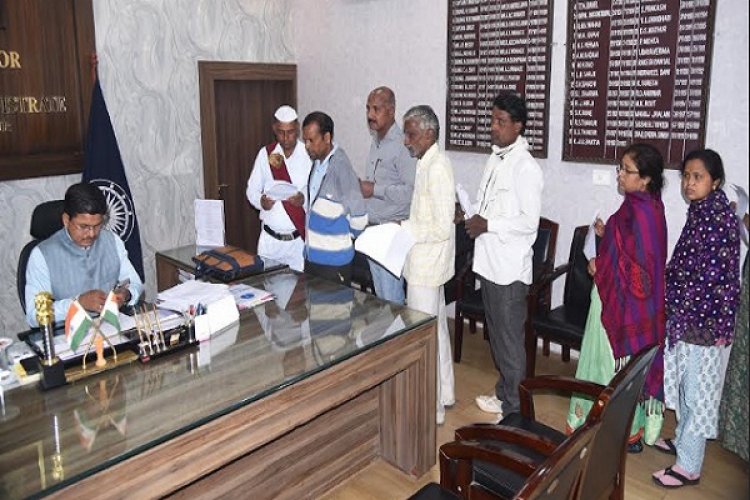 जनदर्शन में कलेक्टर ने सुनी लोगों की समस्याएं