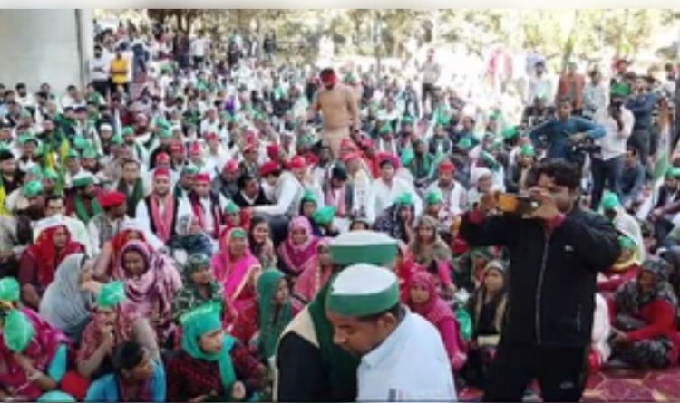 महापंचायत में लगातार बढ़ रही है भीड़, किसानों का आरोप- पुलिस पहुंचने नहीं दे रही है