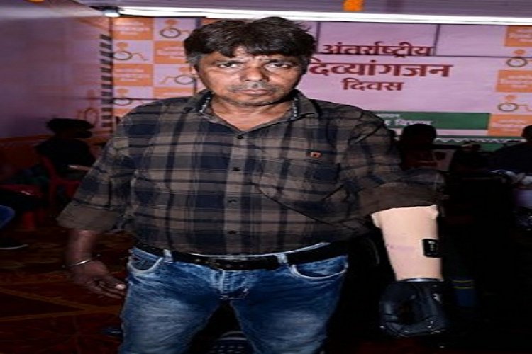 हादसे में मोहन ने गंवाई हाथ, अब कृत्रिम हाथों से काम होगा आसान
