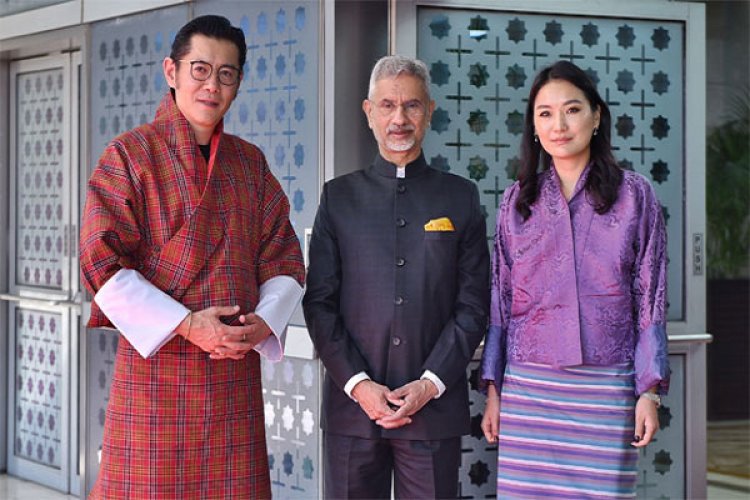 दो दिवसीय भारत दौरे पर दिल्ली पहुंचे भूटान नरेश, विदेश मंत्री ने किया स्वागत