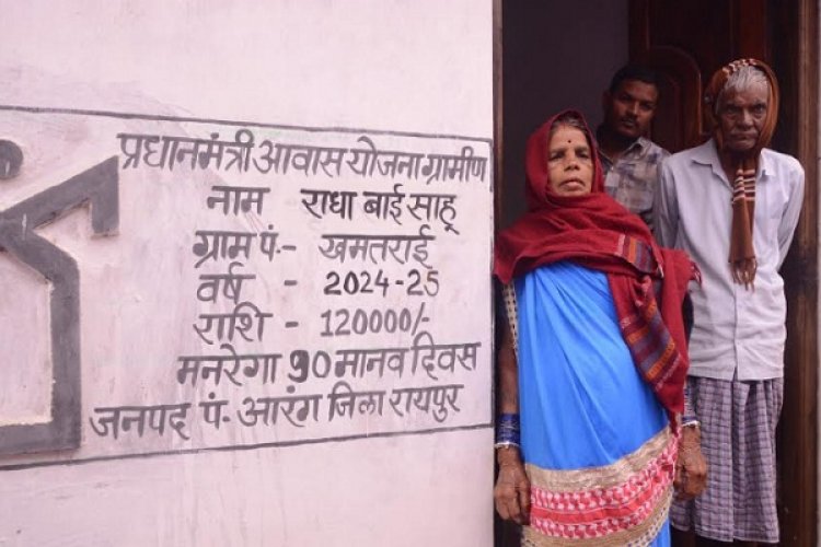 नए पक्के मकान में गृहप्रवेश से राधा बाई और उनके परिवार में खुशी