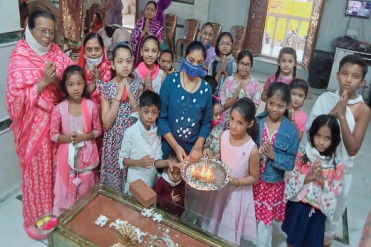बच्चों ने सीखी परमात्मा व दादागुरुदेव की आरती व मंगल दीपक की विधी