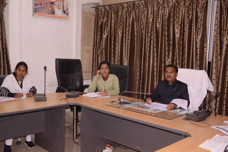 लंबित पेंशन प्रकरणों पर कमिश्नर नाराज, बैठक में अधिकारियों को लगाई फटकार