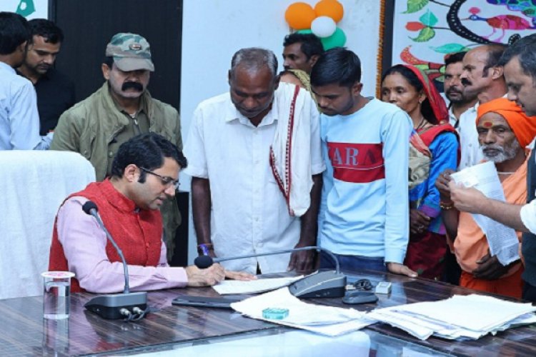 जनदर्शन में कलेक्टर ने सुनी लोगों की समस्याएं