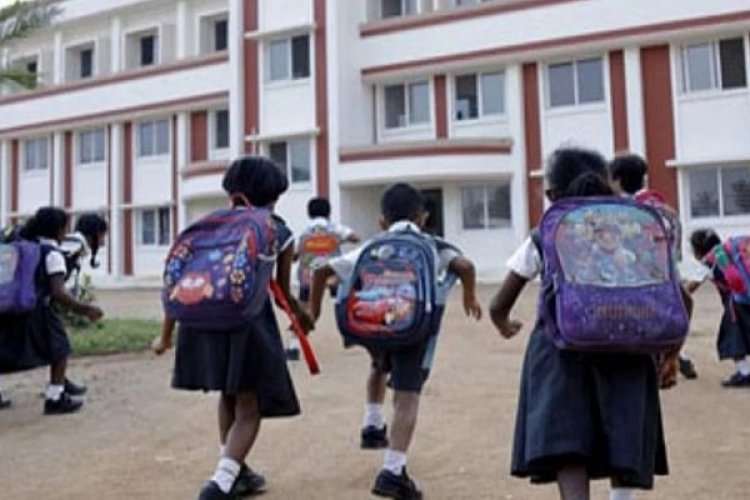 इंदौर में स्कूलों का समय बदला, बर्फीली हवा से पड़ रही कड़ाके की ठंड