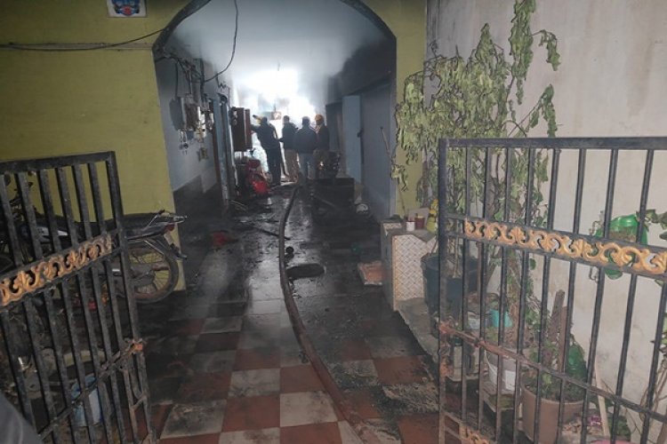 झगड़ा सुलझाने पहुंची थी पुलिस, पति ने घर में लगा दी आग... सिलेंडर फटा और सभी जलते हुए दौड़े