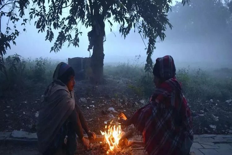 कश्मीर-हिमाचल में बर्फबारी से बढ़ी ठिठुरन, यूपी में लुढ़का पारा, शीतलहर पर IMD ने किया अलर्ट