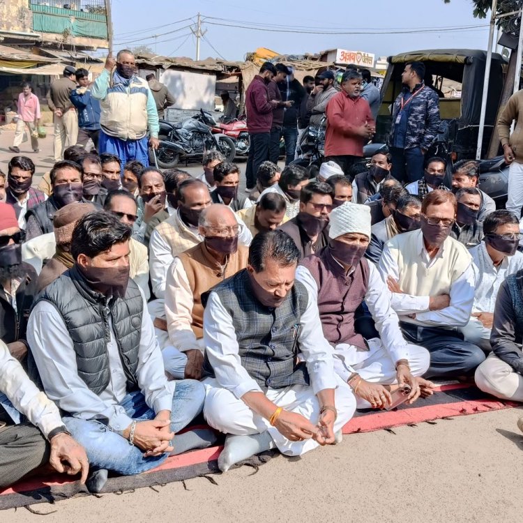 अमित शाह की बाबा साहब पर टिप्पणी का विरोध:अशोकनगर में कार्यकर्ताओं ने मौन धरना दिया, मुंह पर काली पट्टी बांधी