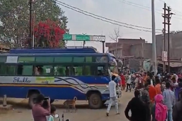 ट्रक ने बस को मारी टक्कर, दर्जनभर यात्री घायल...