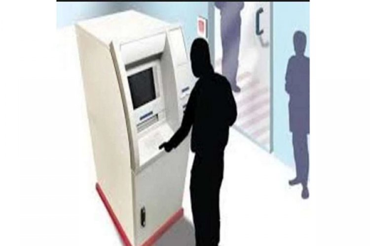 ATM से छेड़छाड़ कर रुपए चोरी करने वाली हरियाणा की गैंग को युवती और गार्ड ने रंगे हाथों पकड़ा