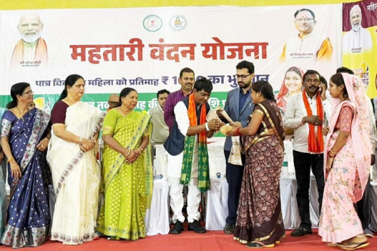 विधायक सिन्हा ने महतारी वंदन योजना के हितग्राहियों को किया सम्मानित