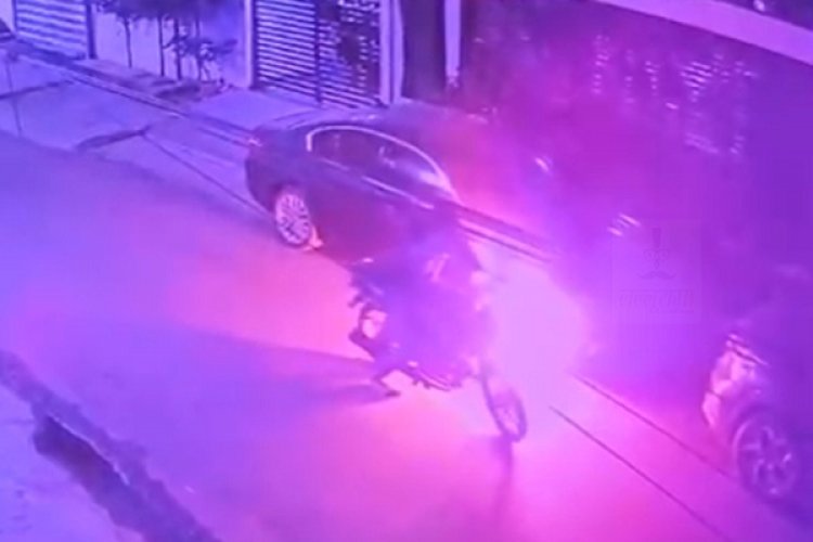 लक्जरी कार को ड्राइवर ने किया आग के हवाले