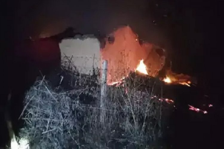 घर में आग लगने से 40 मुर्गियां सहित 1 लाख रुपए कैश जल कर खाक