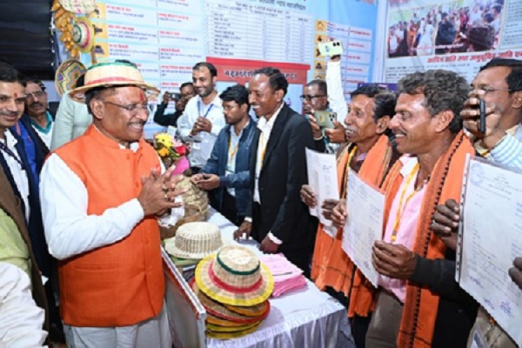 मुख्यमंत्री विष्णुदेव साय ने किया स्टाल का अवलोकन