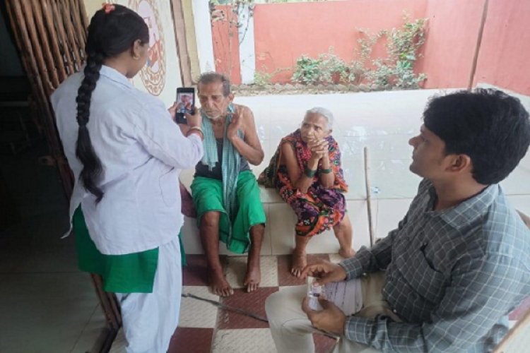 आयुष्मान वय वंदना योजना : घर-घर पहुंच रहे स्वास्थ्य कर्मी