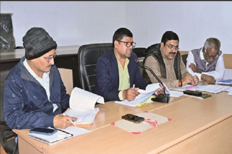 निगम आयुक्त ने की आयुष्मान कार्ड, राशन कार्ड, स्वास्थ्य संबंधी सहित कई कार्यों की समीक्षा