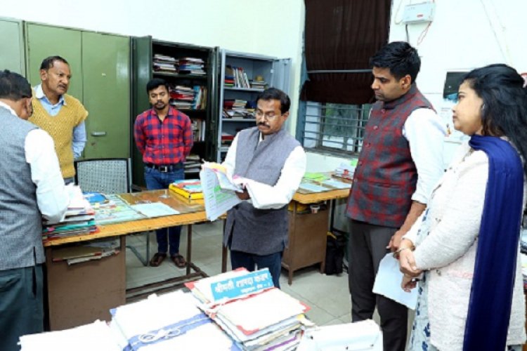 संभाग आयुक्त ने कलेक्ट्रेट के विभिन्न शाखाओं का किया निरीक्षण