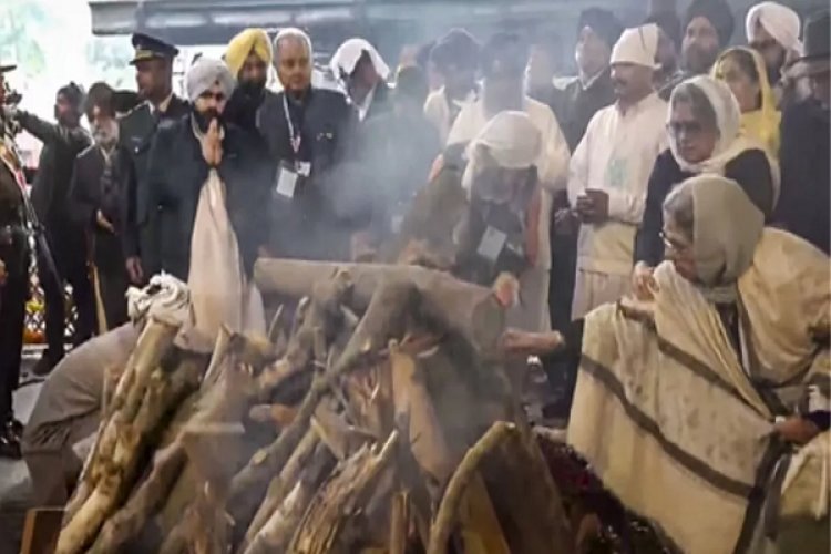 Manmohan Singh Funeral Live updates: पंचतत्व में विलीन हुए मनमोहन सिंह, निगम बोध घाट पर 'अमर रहें' के गूंजे नारे