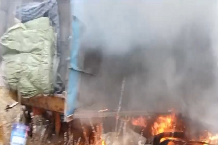 कोरबा में ट्रक और कार के बीच टक्कर, आग लगने से मचा हड़कंप