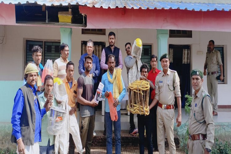 पंडरिया के शहद संग्राहकों को मिले डंक रोधी किट