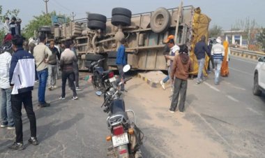 साल के पहले दिन यूपी में भयंकर हादसा, आगरा-अलीगढ़ हाईवे पर पलटा ट्रक; नीचे दबे कई लोग- तीन की मौत