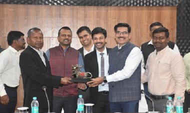 कलेक्टर को दी गई भावभीनी विदाई