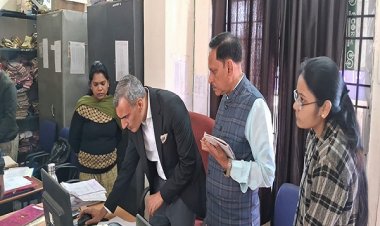 कलेक्टर शर्मा ने किया कलेक्टरेट के विभिन्न शाखाओ का निरीक्षण
