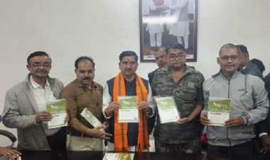 केंद्रीय मंत्री तोखन साहू ने वाइल्ड लाइफ पर केंद्रित टेबल बुक का किया विमोचन