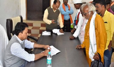 कलेक्टर ने जनदर्शन में पहुँचे लोगों के समस्याओं के निराकरण के लिए त्वरित कार्रवाई करने दिए निर्देश