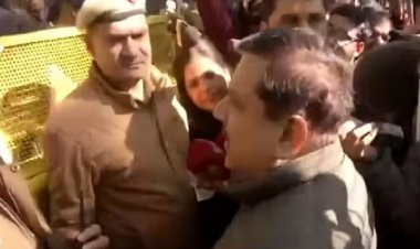 शीशमहल पर सियासी जंग : आप नेता पहुंचे सीएम आवास