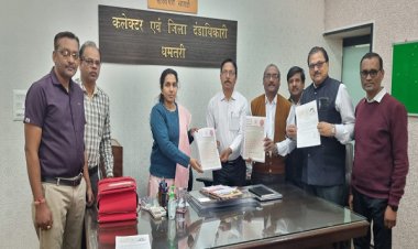 कलेक्टर ने किया आदर्श प्रश्न बैंक का किया विमोचन